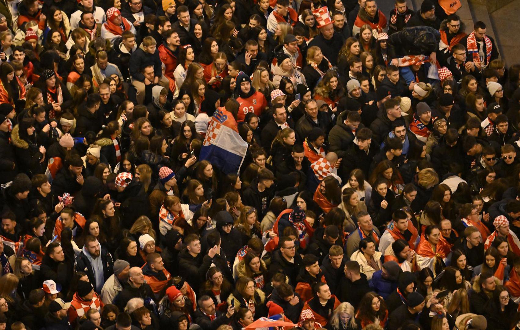Građani su na Trg počeli pristizati već satima prije službenog početka programa, a fotografije bilježe trenutke zajedništva, emocija i euforije uoči dolaska reprezentacije na pozornicu.