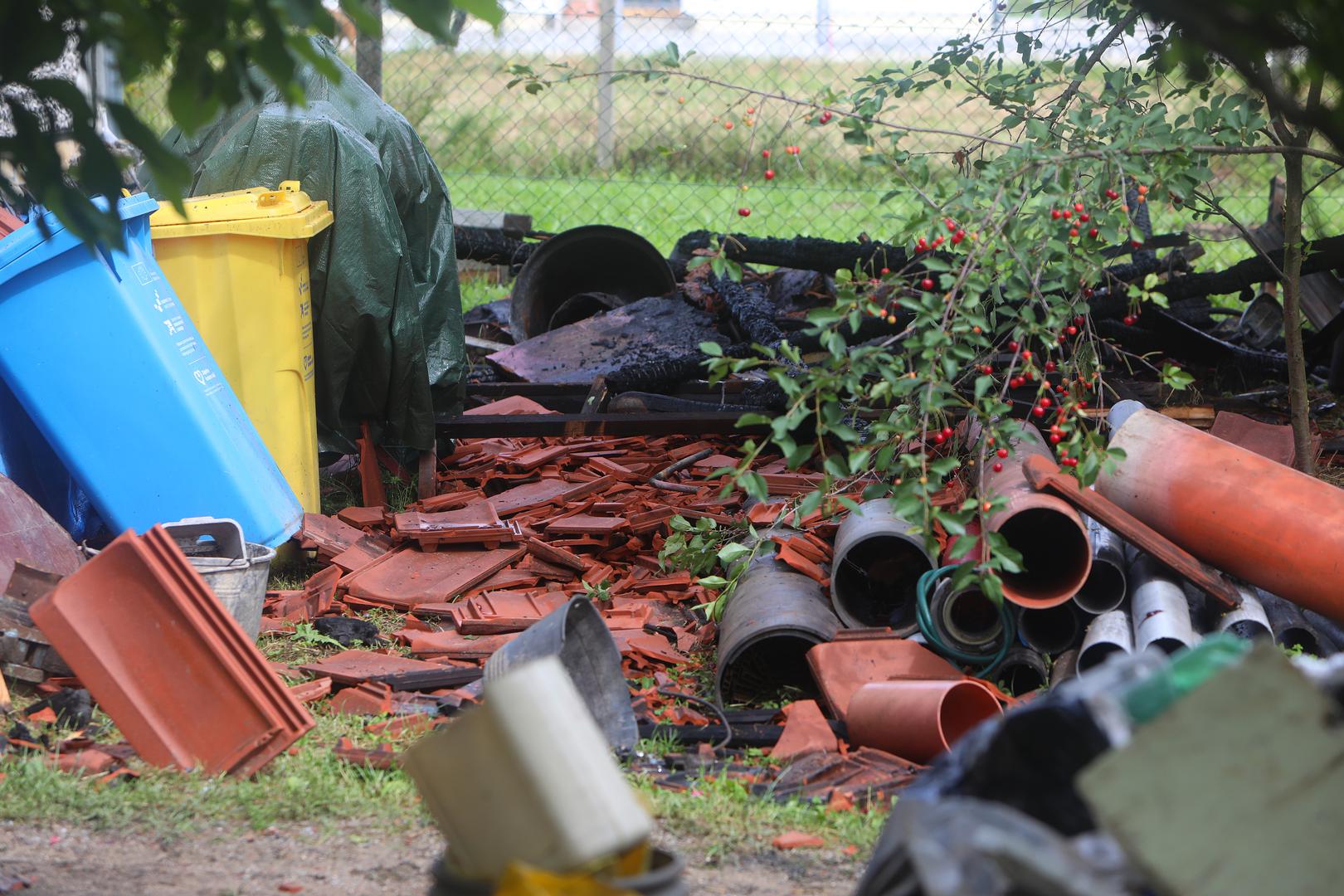 29.05.2024., Karlovac - Kriminalisticko istrazivanje i protueksplozivni pregled kuce u Zumberackoj ulici u gradskoj cetvrti Borlin u koju udario grom te je prilikom gasenja ozlijeden vatrogasac. Photo: Kristina Stedul Fabac/PIXSELL