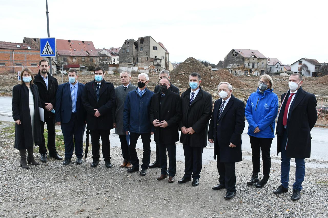Petrinja: Mađarski predstavnici obišli su lokaciju na kojoj će mađarska Vlada graditi novu petrinjsku Osnovnu školu
