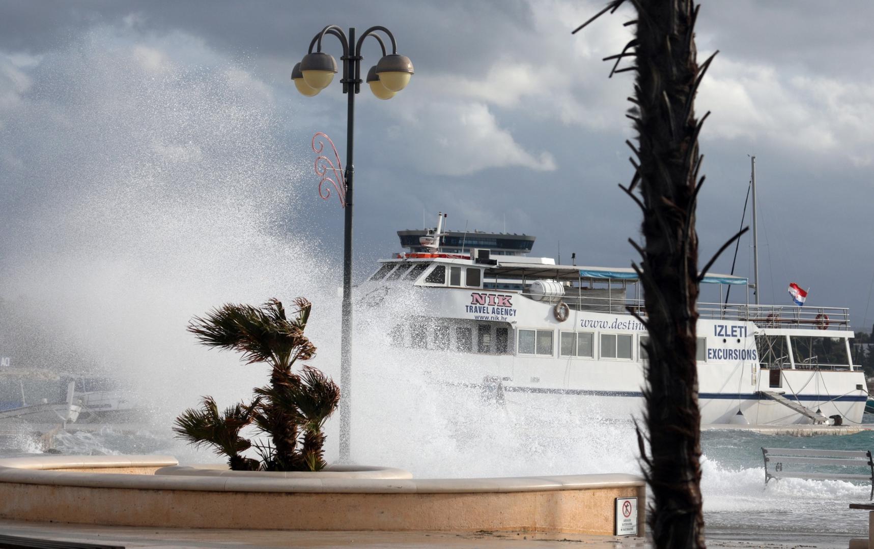 06.12.2020., Vodice - Orkansko jugo podizalo valove koji su zalijevali rivu.Photo: Dusko Jaramaz/PIXSELL