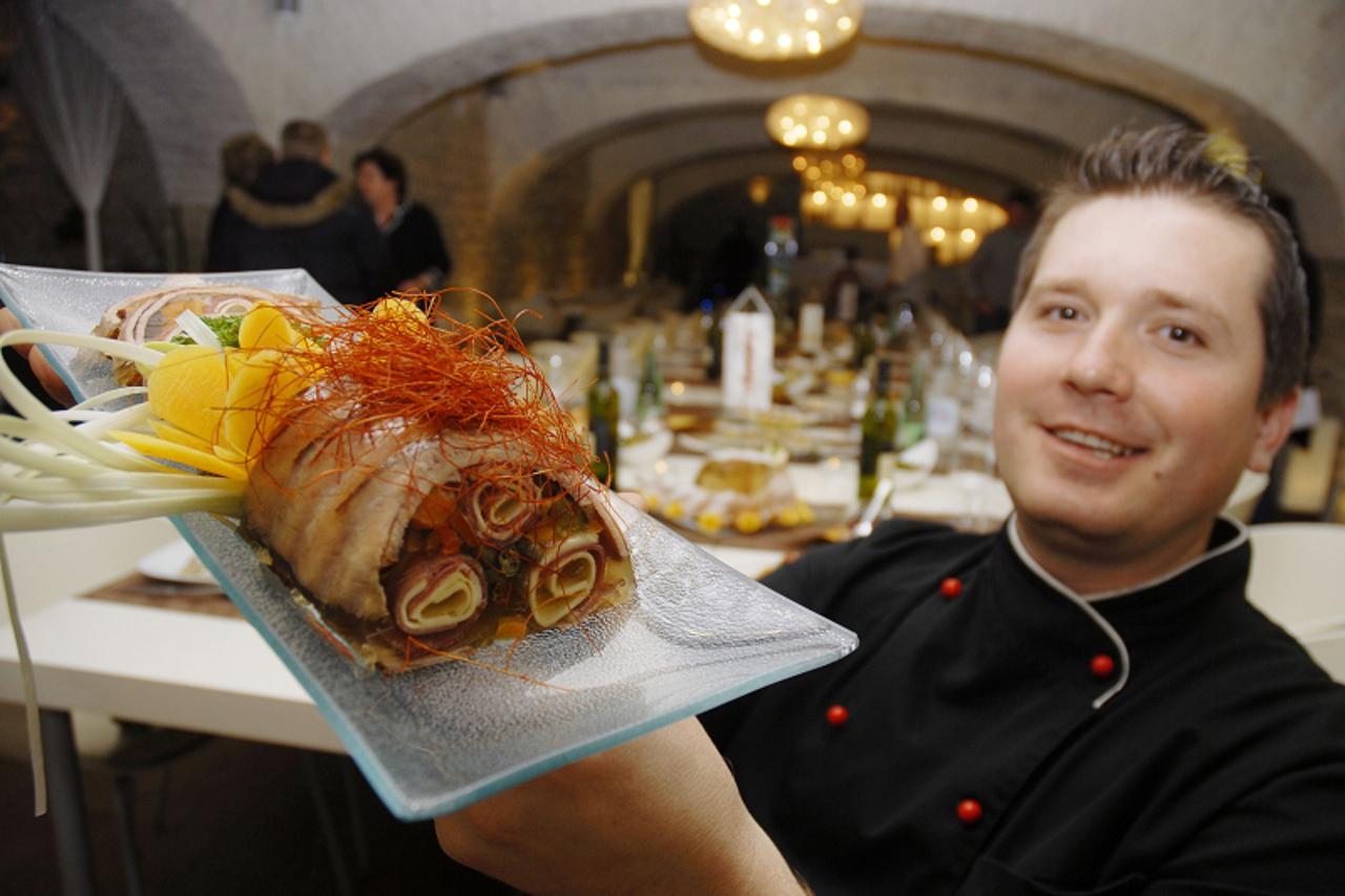 'varazdin/medjimurje, 21.01.2009., varazdin, prezentacija jela za sjajni bal u restaurantu zlatne ruke, miljenko borak s glazirani govedji but sa sunkom, sirom i kaparima Photo: marko jurinec/Vecernji