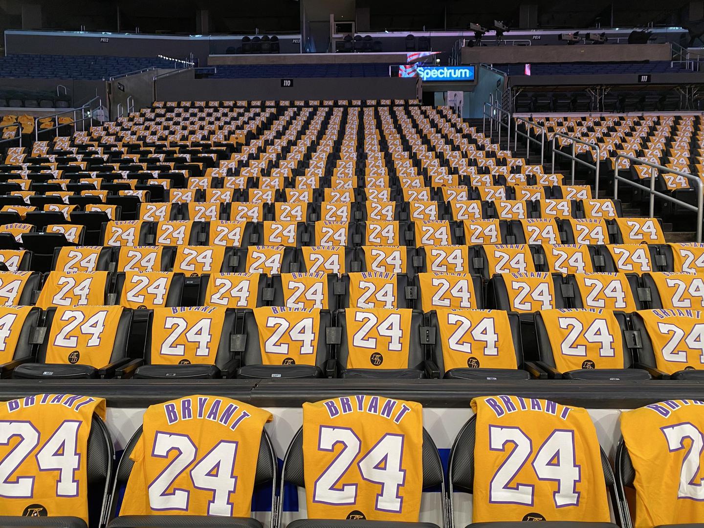 Više od 20.000 ljudi u dvorani opet će oživjeti Kobea i njegove legendarne brojeve 24 i 8. Naime, svatko će dobiti majicu s njegovim prezimenom i brojem