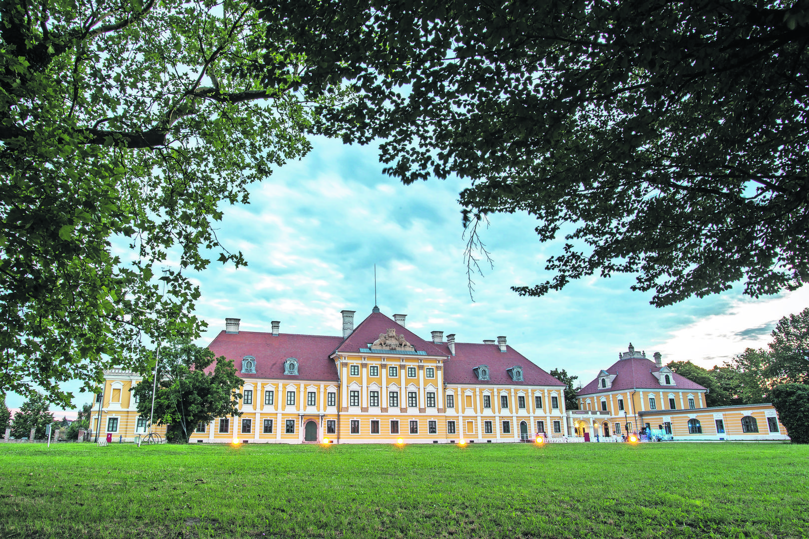 Dvorac Eltz barokni je dvorac
smješten na obali Dunava u 
gradu Vukovaru