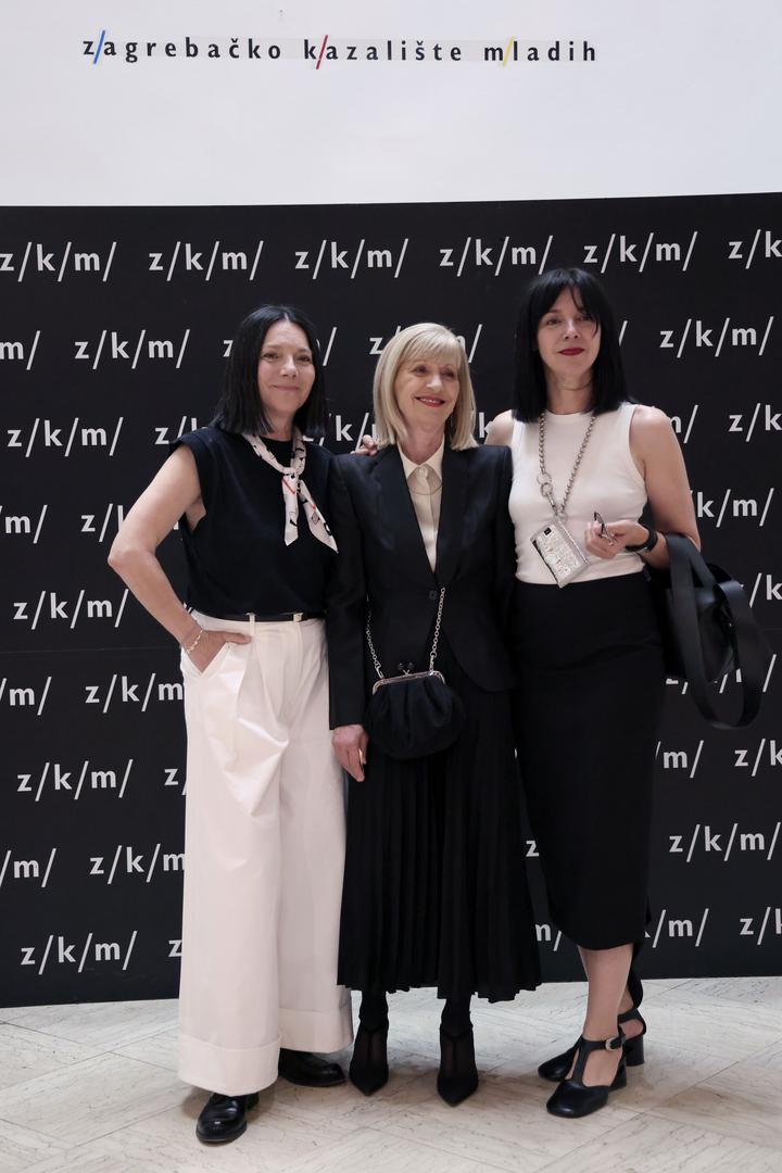 Voditeljica Daniela Trbović u društvu mlađe sestre Nataše pojavila se na premijeri predstave Olivera Frljica "Vještice iz Salema."