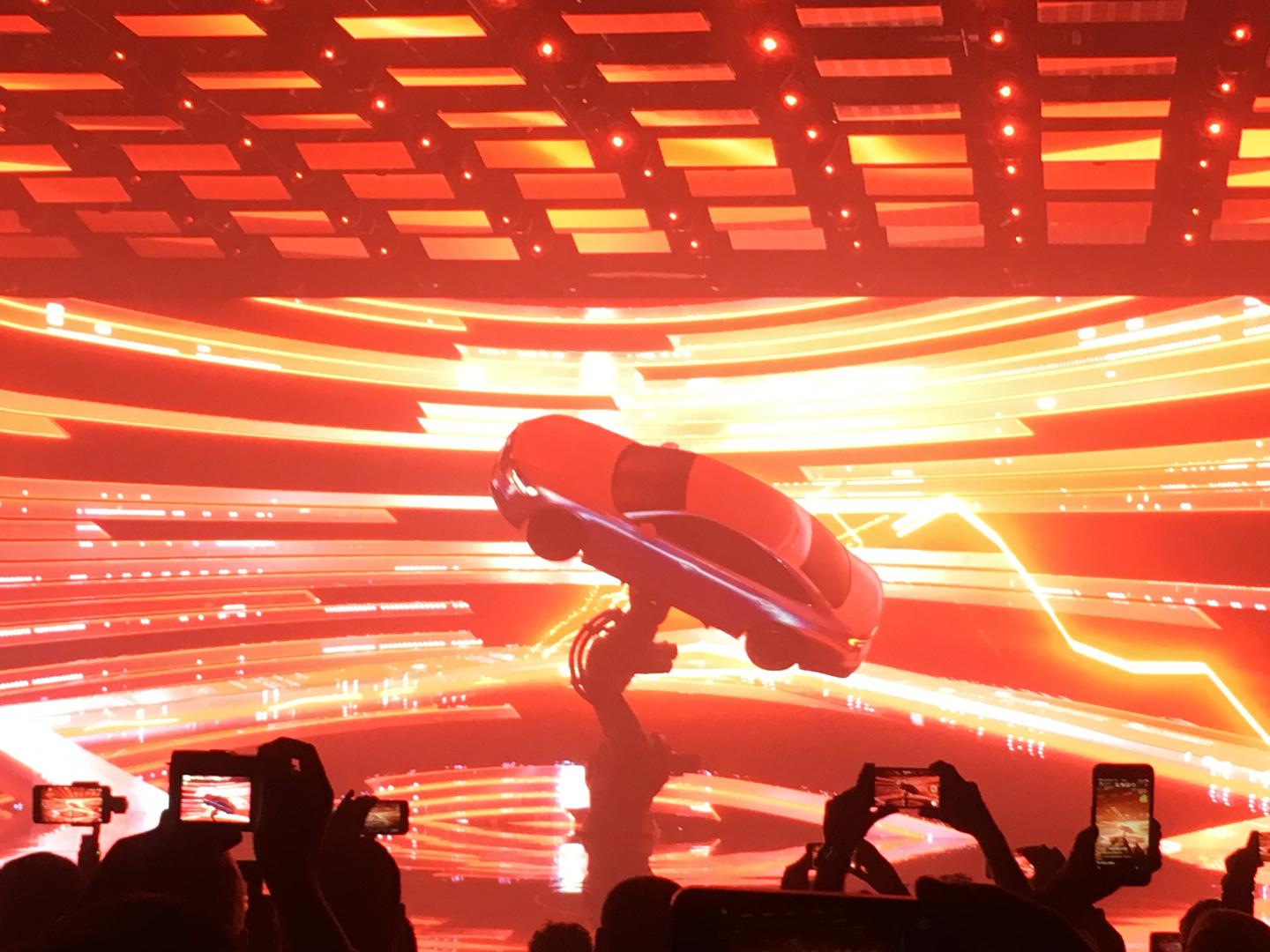 Novi A8, model četvrte generacije, prvi je serijski automobil koji je dostigao razinu 3 pilotirane vožnje, odnosno vozaču doslovno omogućava da se vozi bez ruku na kolu upravljača. 