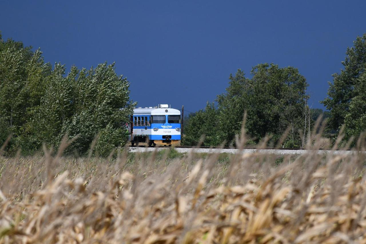 Bolfan: Žena i dvoje djece poginuli u naletu vlaka na automobil