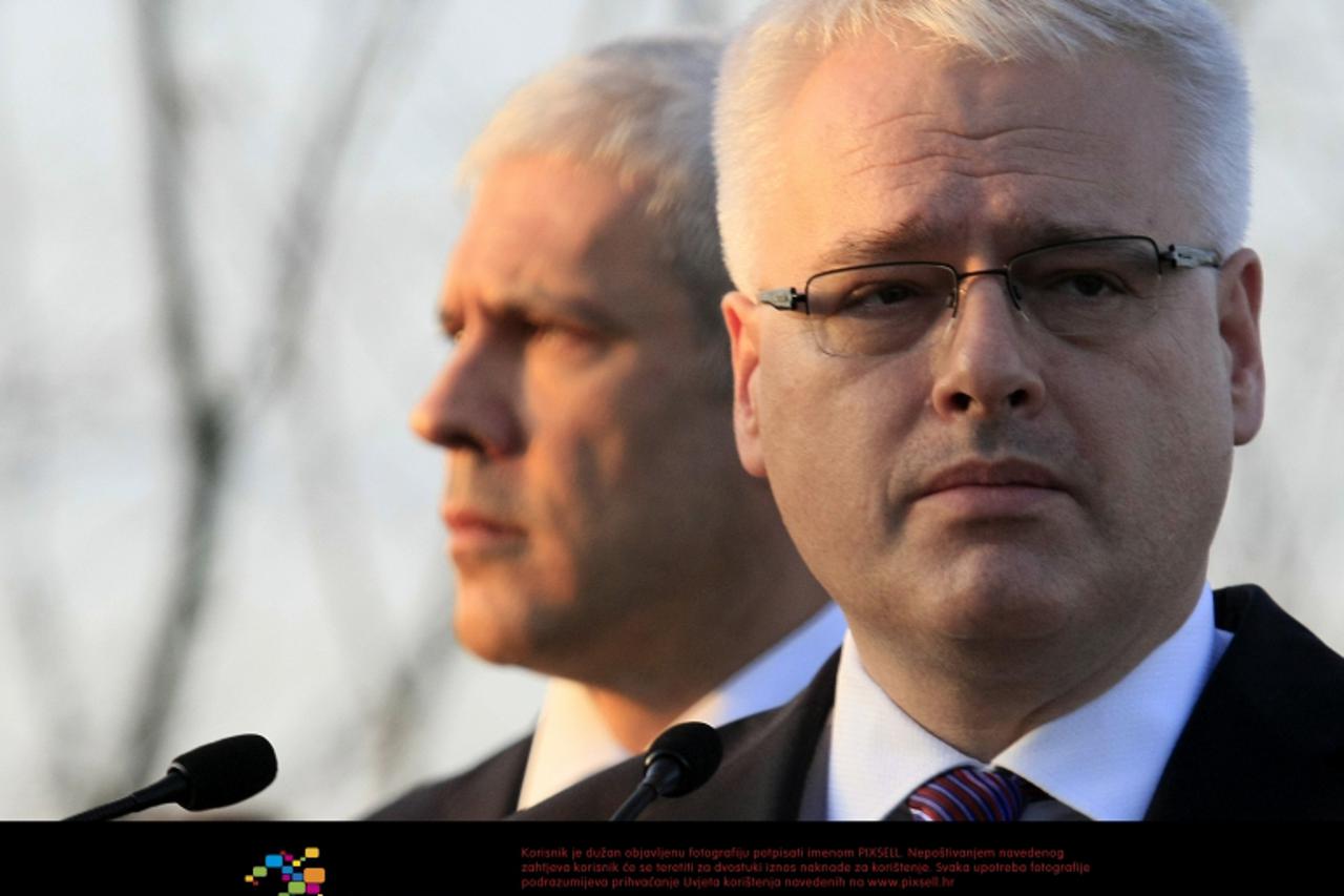 '04.110.2010. Vukovar, Paulin Dvor - Predsjednik Republike Srbije Boris Tadic i predsjednik Republike Hrvatske Ivo Josipovic polozili su vijence i zapalili svijece na spomen obiljezju u selu Paulin Dv