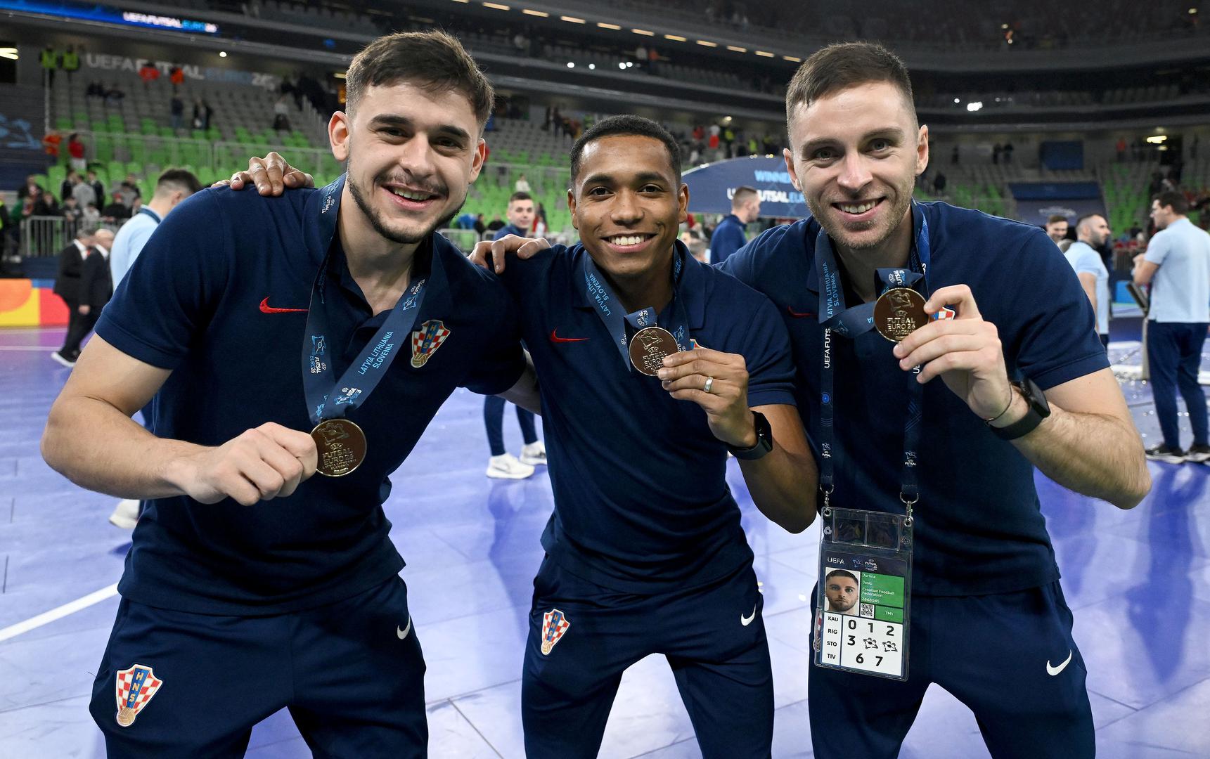 Hrvatska futsal reprezentacija osvojila je svoju prvu medalju na velikim natjecanjima zahvaljujući pobjedi rezultatom 6:5 nakon izvođenja jedanaesteraca. nakon regularnog vremena rezultat je bio 5:5, a Francuzi su do raspucavanja došli sedam sekundi prije isteka vremena golom Mouhoudinea.