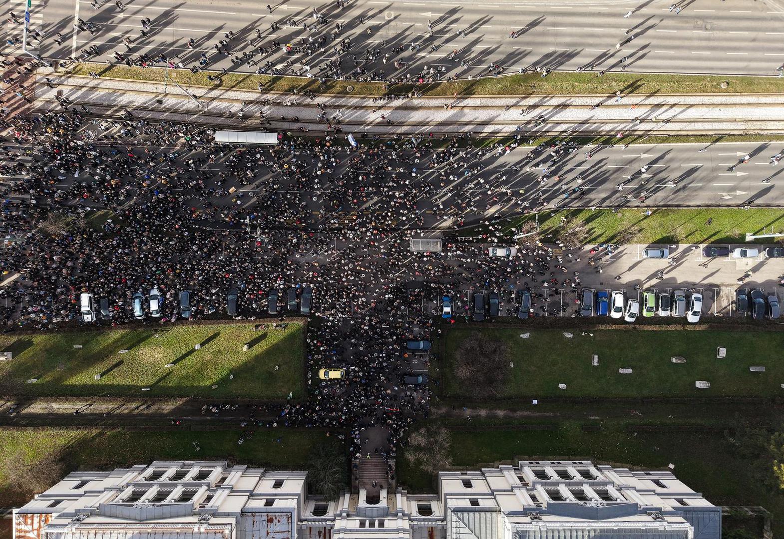 Velik broj građana danas je došao na prosvjed ispred Zemaljskog muzeja u Sarajevu, gdje je prije dva dana poginuo mladić Erdoan Morankić (23), piše N1. 
