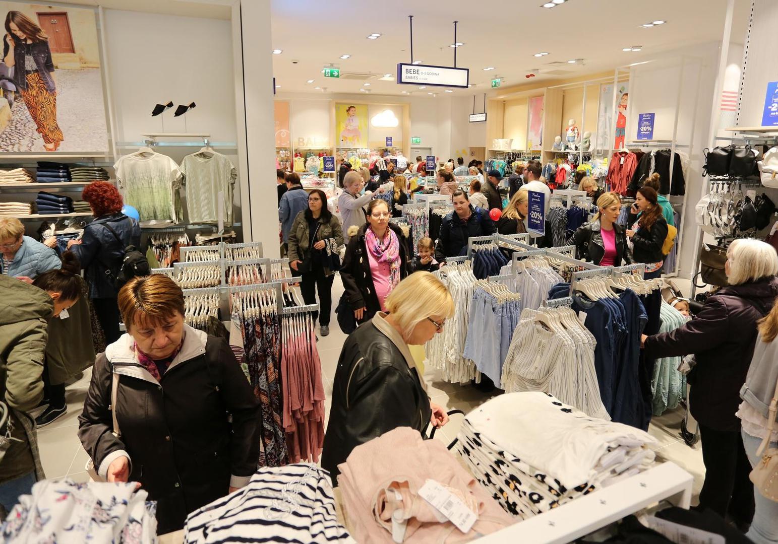 Već prvog dana brojni građani su se zaputili u šoping.