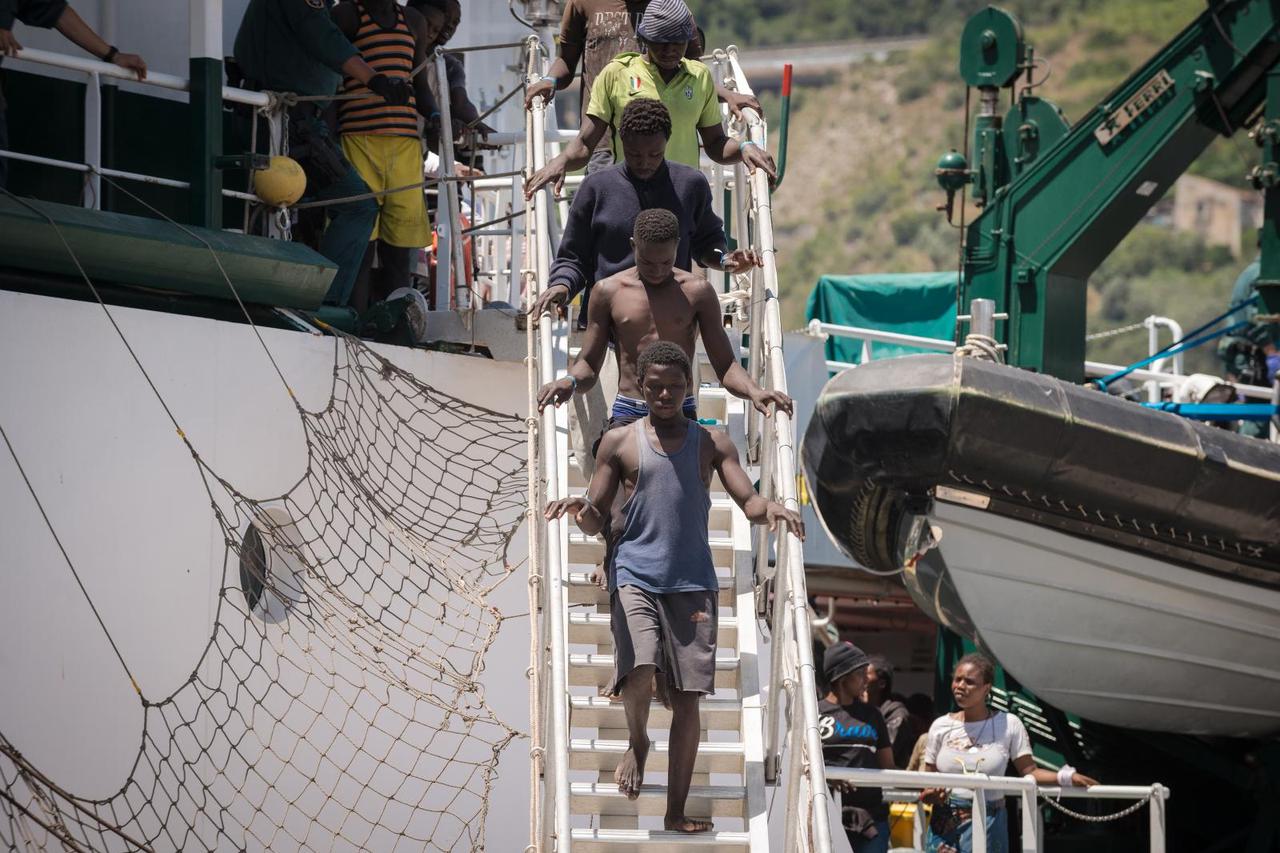 About 1200 refugees landed in Salerno