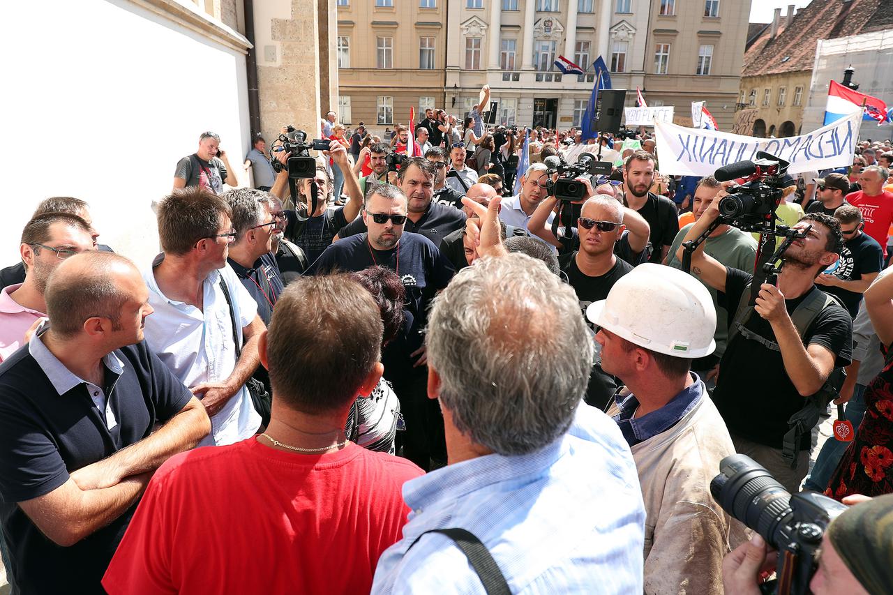 Radnici Uljanika i 3. maja održali prosvjedni skup ispred Banskih dvora