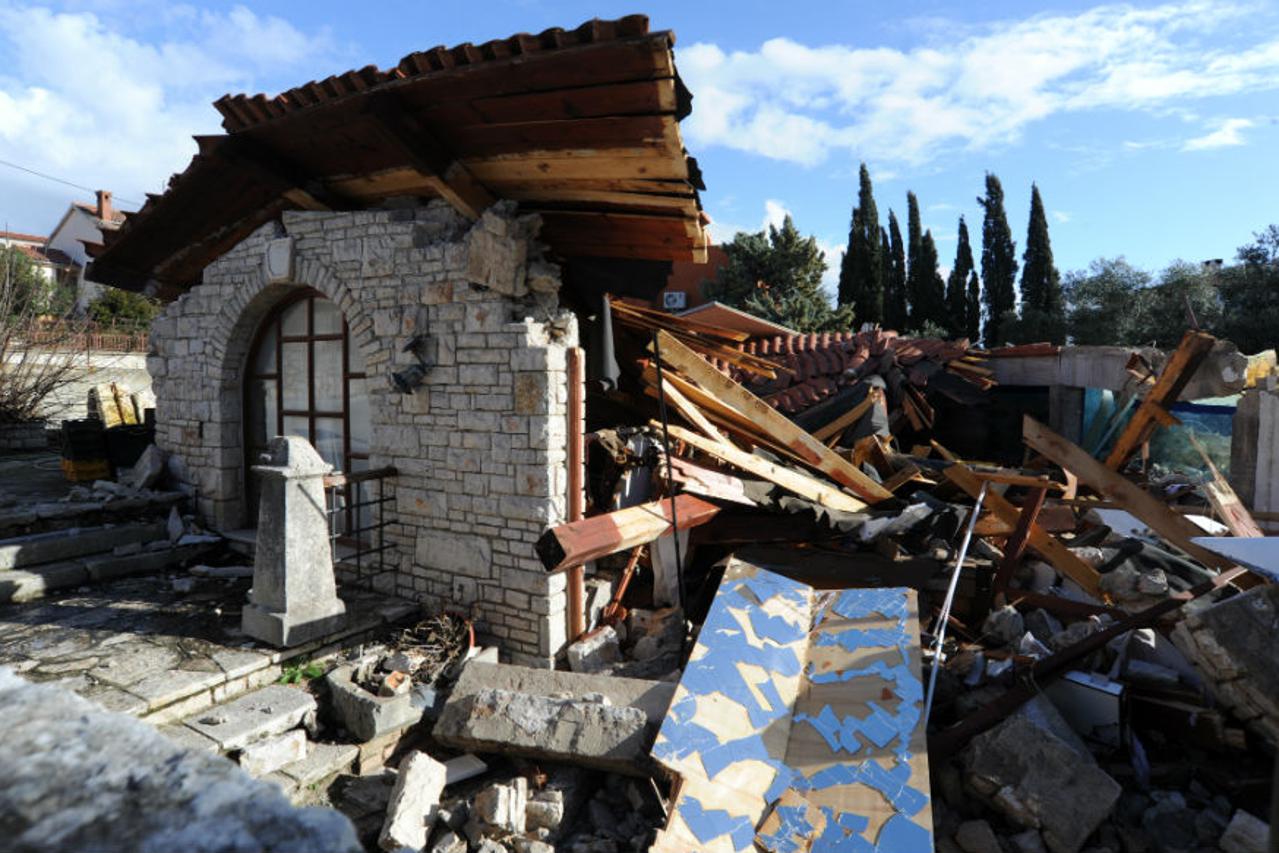 Pula, Kuća, Rušenje