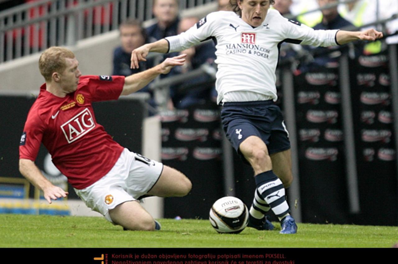 'Soccer - Carling Cup - Final - Manchester United v Tottenham Hotspur - Wembley Stadium Manchester United\'s Paul Scholes (left) and Tottenham Hotspur\'s Luka Modric (right) battle for the ball'