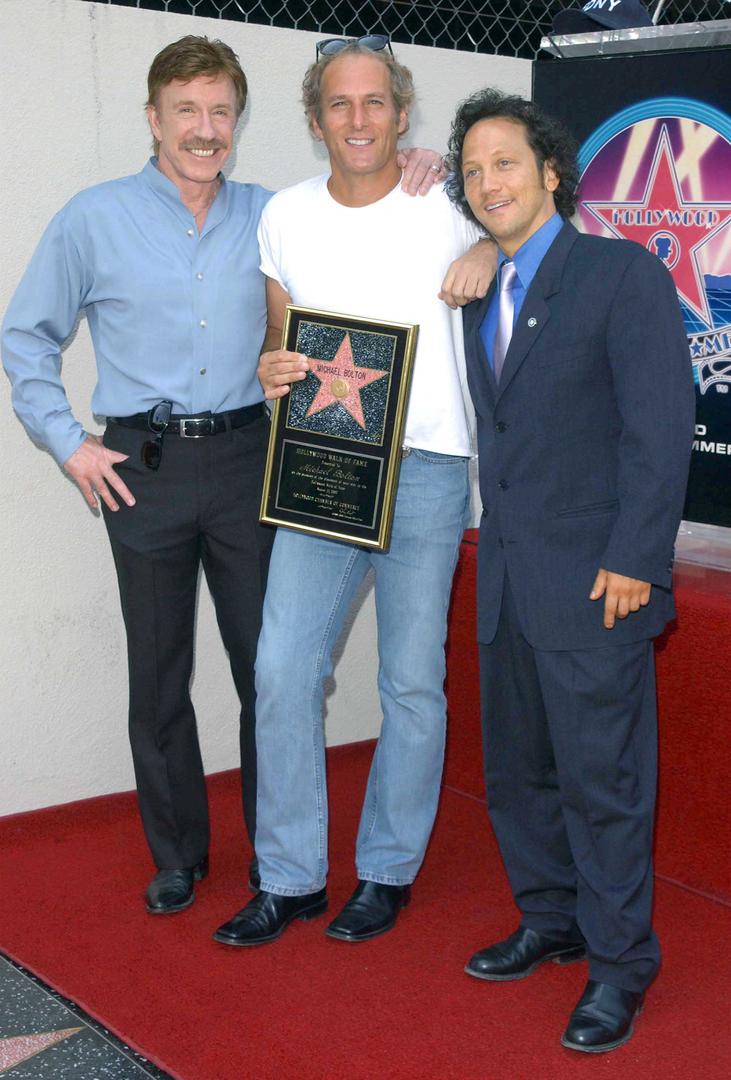 Norris je bio poznat i po svom “tough guy” imidžu, koji je dodatno populariziran kroz internetski fenomen poznat kao “Chuck Norris facts”, gdje su mu pripisivane nadljudske sposobnosti na humorističan način.

