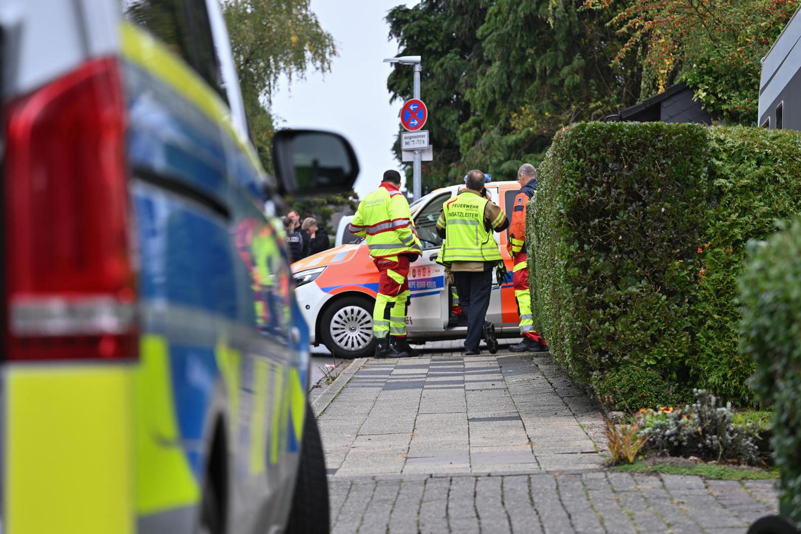 07 October 2025, North Rhine-Westphalia, Herdecke: Police, fire department and ambulance service on a street. The newly elected mayor of Herdecke, Iris Stalzer (SPD), has been found critically injured in her apartment. She had been stabbed several times, according to security sources. Photo: Bernd Thissen/dpa Photo: Bernd Thissen/DPA