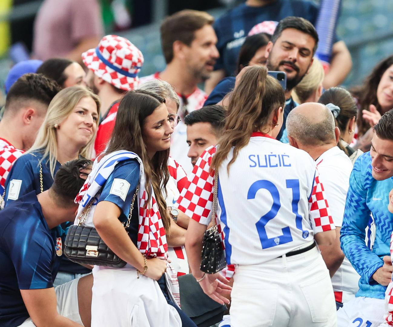 Hrvatska nogometna reprezentacija svladala je Ganu u Philadelphiji s 2-1 (1-0) u posljednjem, trećem kolu skupine L Svjetskog prvenstva, čime je izborila nokaut fazu s drugog mjesta.