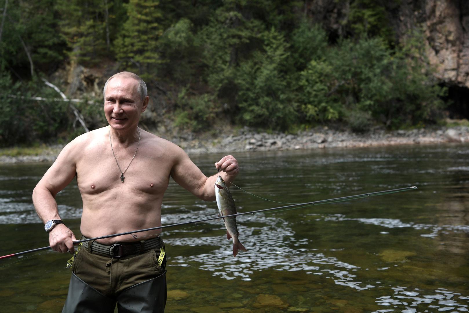 Ruski predsjednik Vladimir Putin skinuo se gol do pojasa spremajući se ući u hladnu vodu planinskog jezera u sibirskoj divljini...