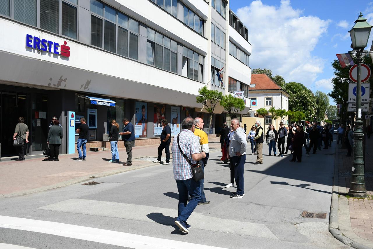 Bjelovar: Čim je prošao 1. u mjesecu pred bankom se stvorila velika gužva