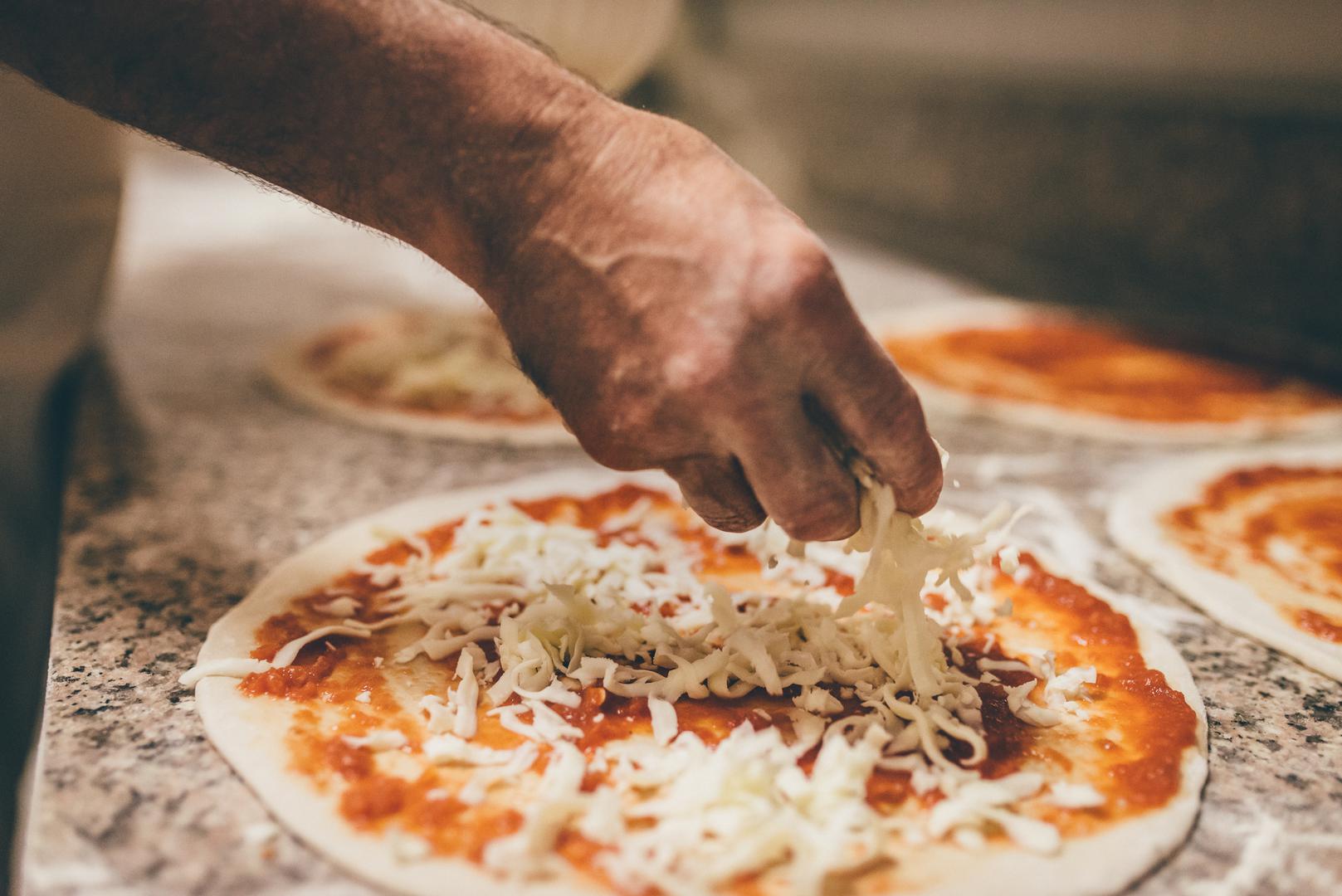 Stručnjaci tvrde kako je riječ o "termodinamici", odnosno, temperaturi pečenja. Pizze se u restoranima i pizzerijama peku u krušnim pećima na temperaturi od 329 stupnjeva i vrućina se raspoređuje ravnomjerno.