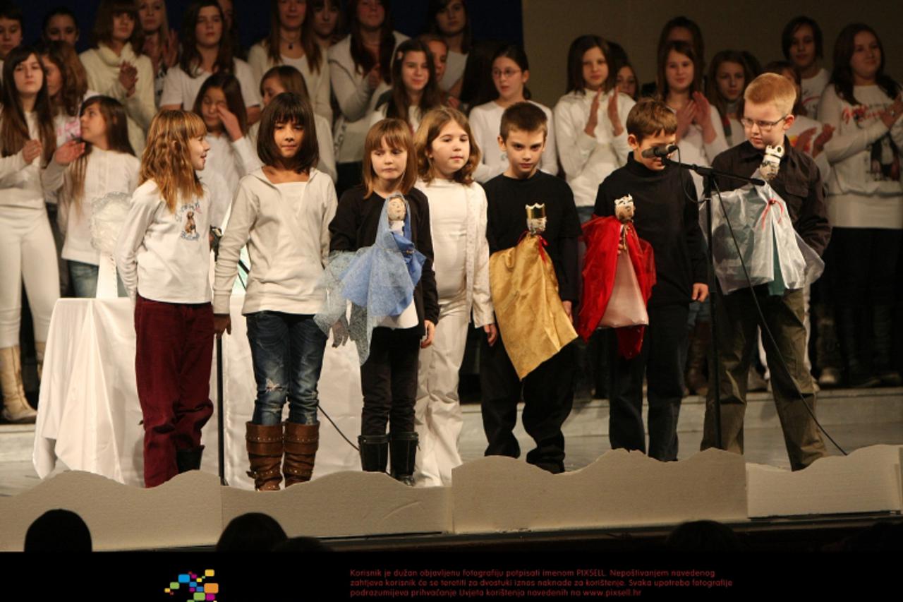 '20.12.2011., Karlovac - Bozicna predstava ucenika osnovne skole Dragojla Jarnevic u domu HV Zrinski. PRI KORISTENJU FOTOGRAFIJA ZASTITITI IDENTITET DJETETA (PREKRITI OCI).  Photo: Kristina Stedul Fab
