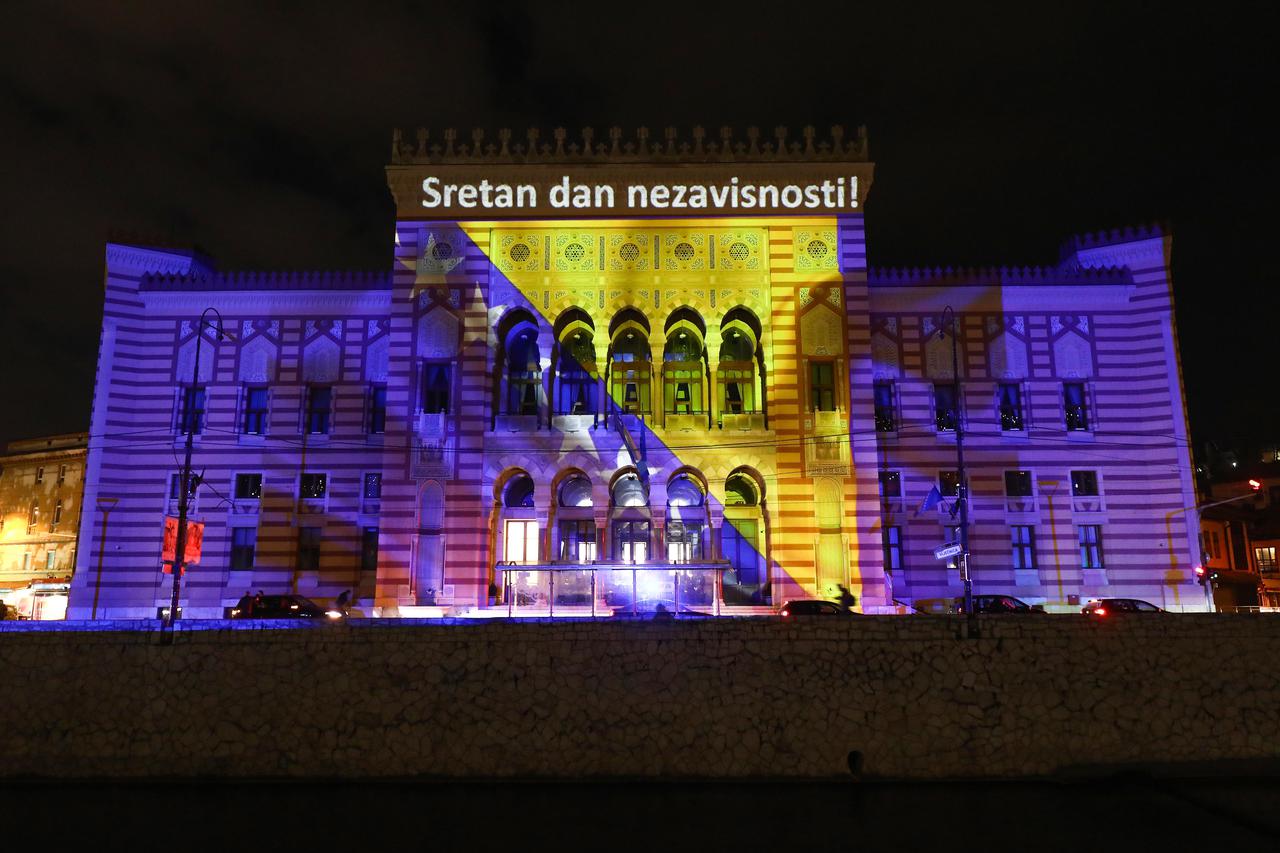 Povodom Dana neovisnosti vijećnica u Sarajevu u bojama zastave BiH
