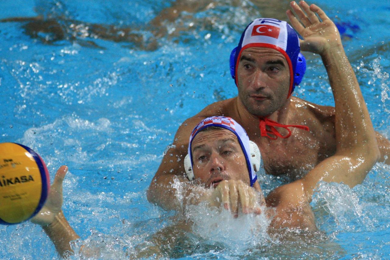 '30.08.2010., Zagreb - LEN EP u vaterpolu, utakmica muskih reprezentacija Hrvatske i Turske. Niksa Dobud, Serdar Hakyemez.  Photo: Marko Prpic/PIXSELL'