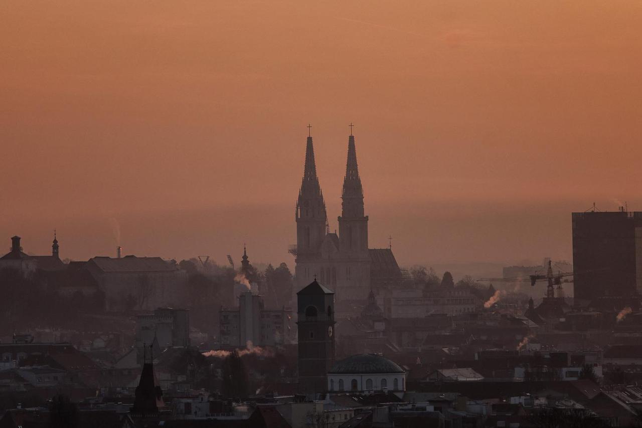 Prva proljetna zora nad Zagrebom