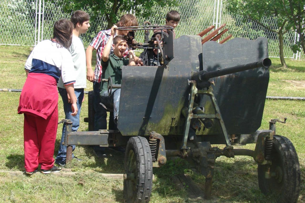 '...sis...270510...terenska nastava os galdovo iz siska...branitelji ucenicima 8. razreda govorili kako je bilo NA 1. crti bojisnice....snimila matea vipotnik, vecernji list...'