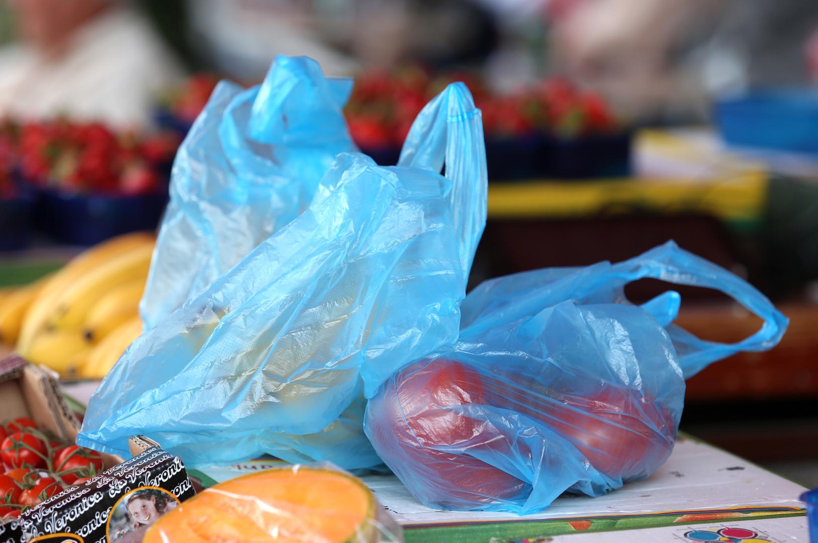 PLASTIČNE VREĆICE – Zagađuju okoliš i zauzimaju vam prostor. Kako piše Business Insider, svake minute se upotrebljava milijun plastičnih vrećica. 