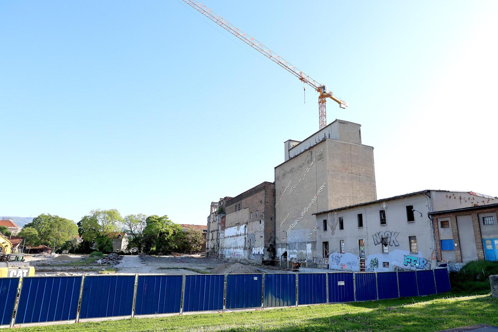 Podsjetimo, radovi su počeli prije mjesec dana. U međuvremenu je probijena i nova prometnica te izmješteno veliko gradsko parkiralište. 