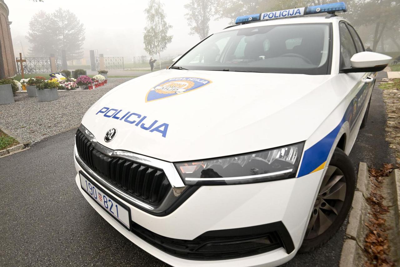 Zagreb: Policijski automobil parkiran pored groba Milana Bandića