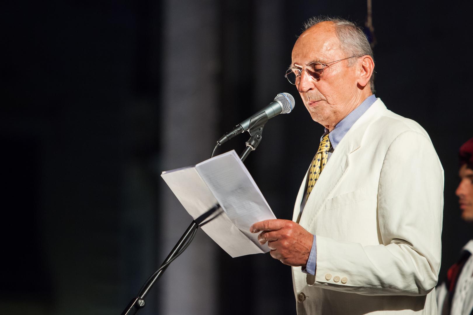 Najpopularniji TV voditelj na prostoru cijele Jugoslavije Oliver Mlakar obilježio je emisije poput "Kviskoteke", "Malih tajni velikih majstora kuhinje, "Kola sreće" i drugih, a danas uživa u zasluženoj mirovini. 
