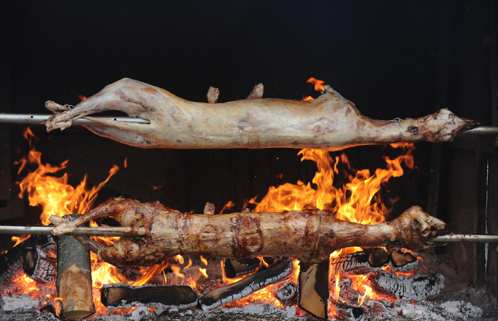 41. Dalmatinska janjetina - meso janjadi hrvatske izvorne pasmine ovce dalmatinske pramenke, a koja su ojanjena i uzgojena isključivo na području Dalmacije. U usporedbi s drugim vrstama janjetine sadrži znatno manje masti te se odlikuju mekanim i sočnim mišićnim tkivom te aromom i okusom bez mirisa po ovčjem mesu. Proizvodnja je dopuštena na području nekoliko županija, odnosno poklapa se s područjem uzgoja dalmatinske pramenke.