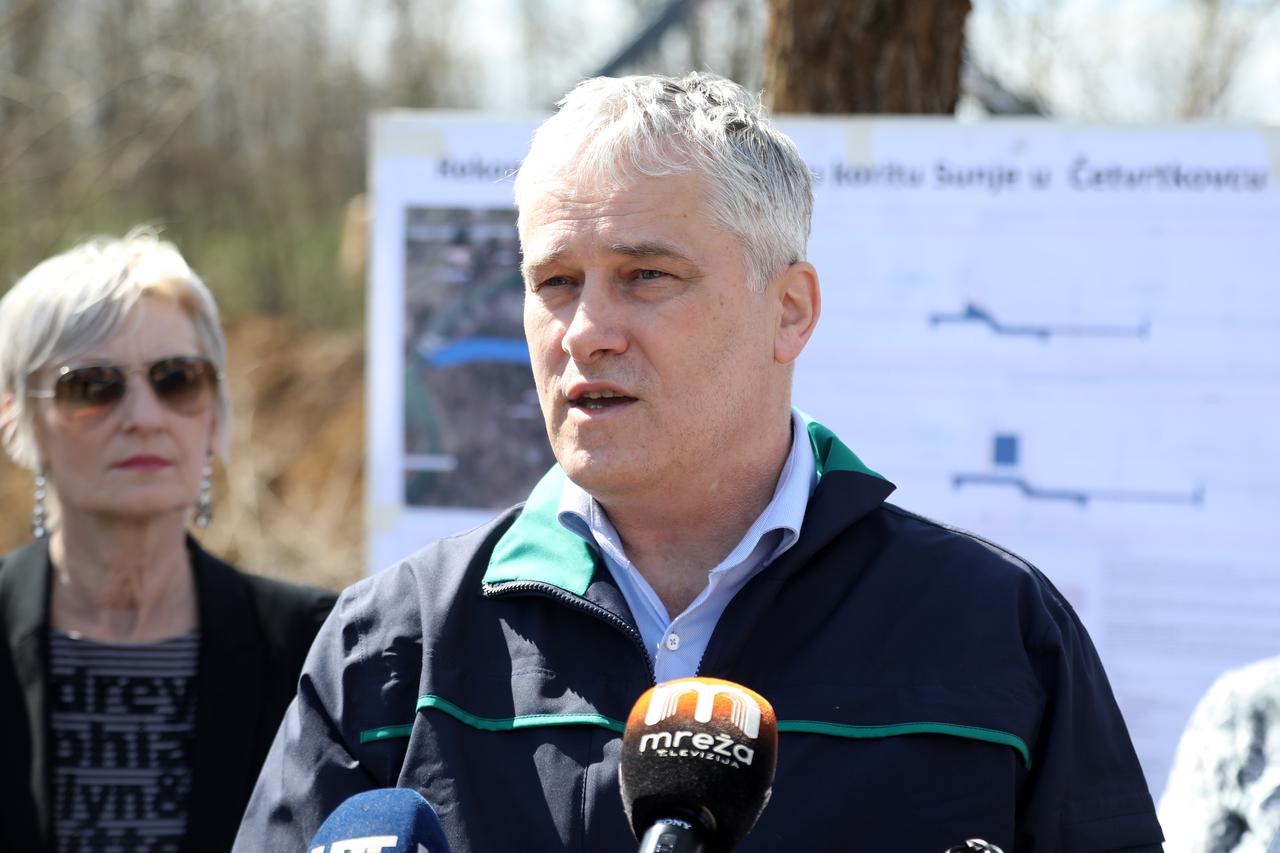 Zamjenik župana Jurić i generalni direktor Hrvatskih voda Zoran Đuroković obišli su rekonstrukciju pregrade u koritu rijeke Sunje 