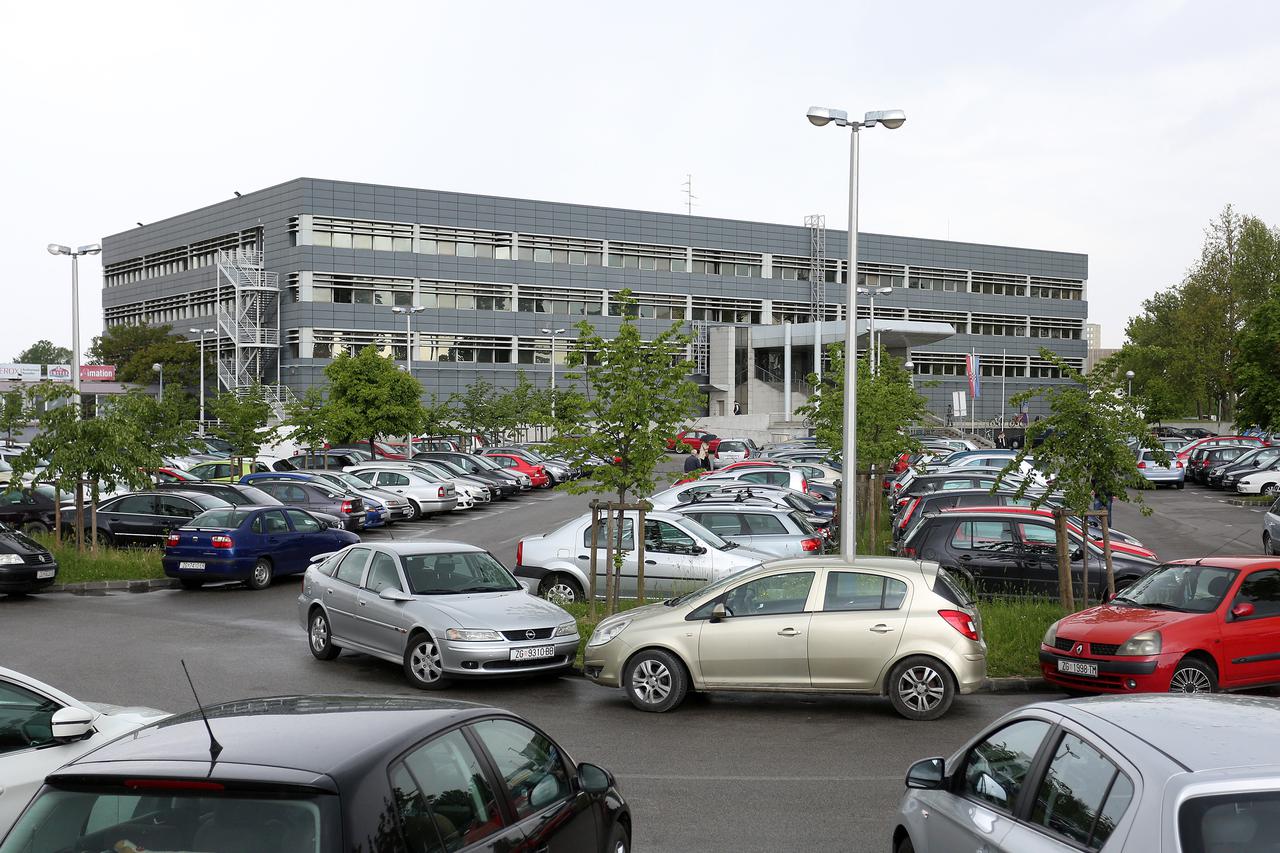 27.04.2016., Zagreb - Na parkiralistu  ispred I. postaje prometne policije u Heinzelovoj 98 naplacuje se parkiranje prema cijeniku druge parkirne zone. Photo: Borna Filic/PIXSELL