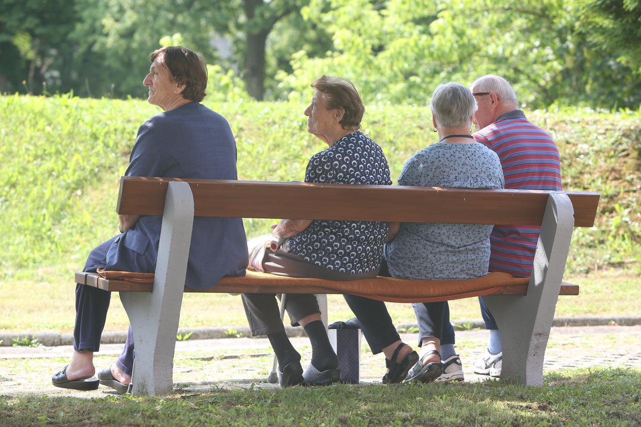 Karlovac: Umirovljenici uživaju u lijepom proljetnom vremenu