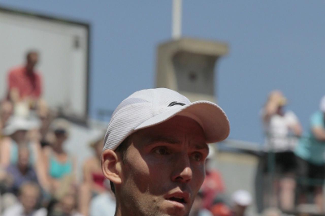 'Croatia\'s Ivo Karlovic reacts during  a match with Argentina\'s Juan-Martin Del Potro during their Men\'s first round match in the French Open tennis championship at the Roland Garros stadium, on Ma
