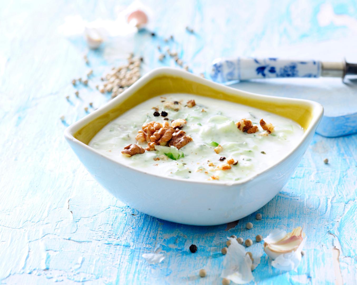 Jogurt s medom i orasima: U obični jogurt dodajte žlicu meda i pospite ga sjeckanim orasima ili lješnjacima. Ovaj desert je savršen za one koji traže nešto lagano, a ipak zaslađeno i hranjivo.