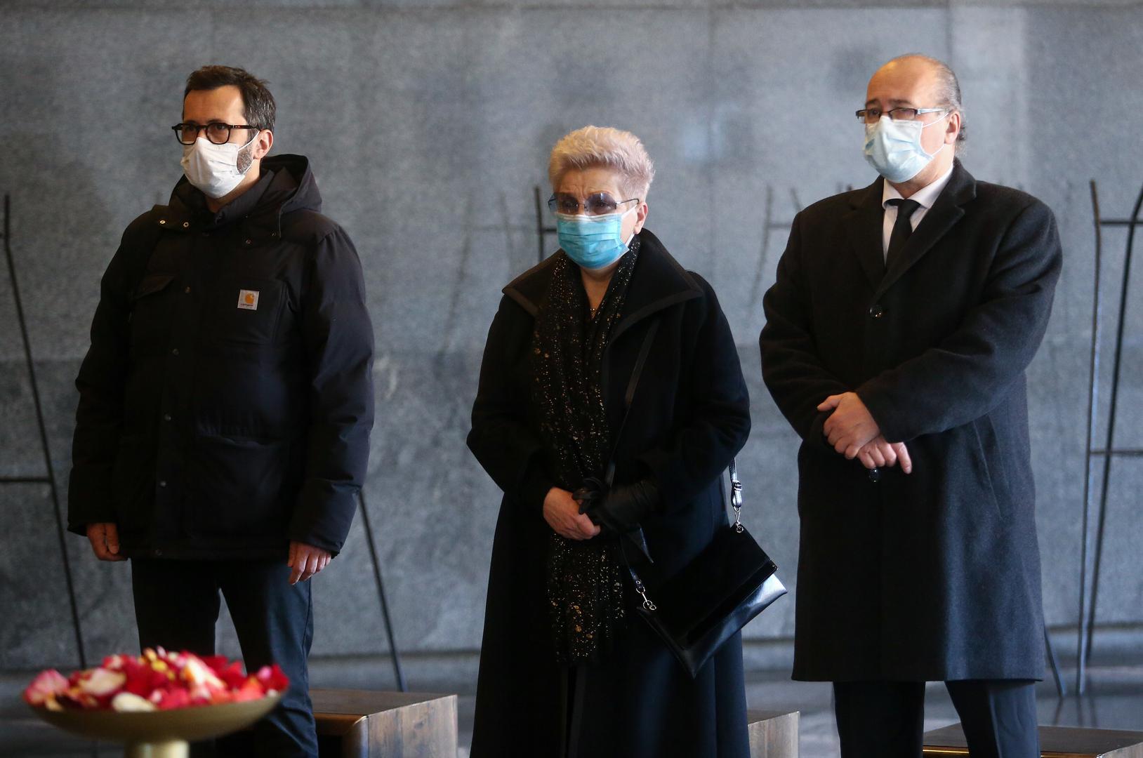 Od Laze se oprotila obitelj - supruga Maja Jurković i sinovi Hrvoje i Dominik, a posljednji pozdrav dali su mu i urednik Milijunaša Igor Grković, Lovac iz Potjere Mladen Vukorepa, te voditelj Milijunaša Tarik Filipović.