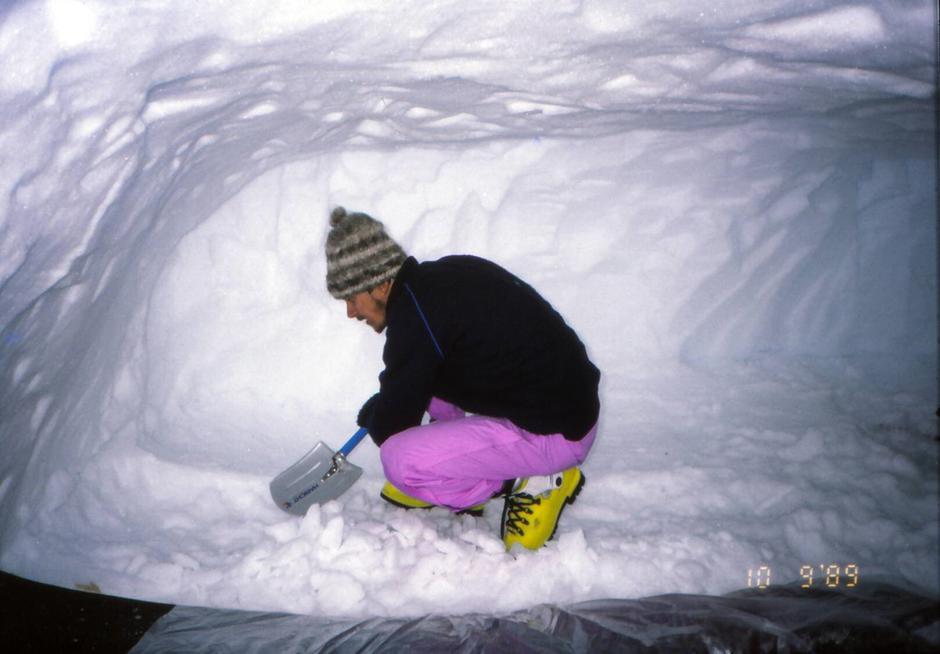 storyeditor/2022-05-13/Kopanje_snjezne_rupe_na_Everestu_1989_.jpg