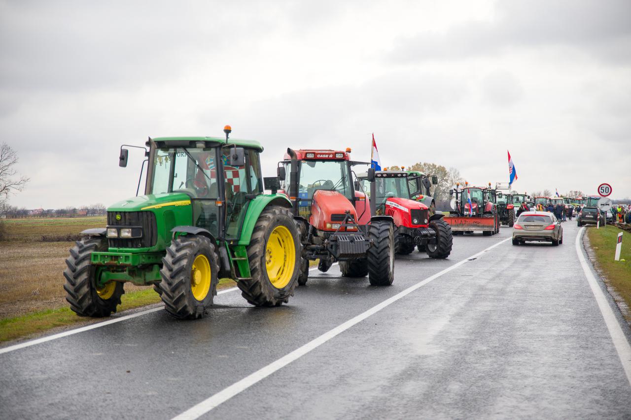 Svinjogojci blokirali promet kod Županje