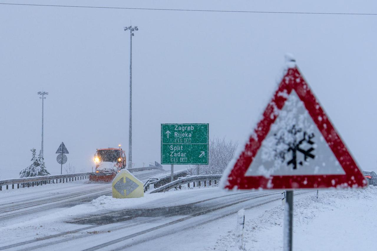 Gospić: Zimski uvjeti na autocesti A1 čvor Gospić