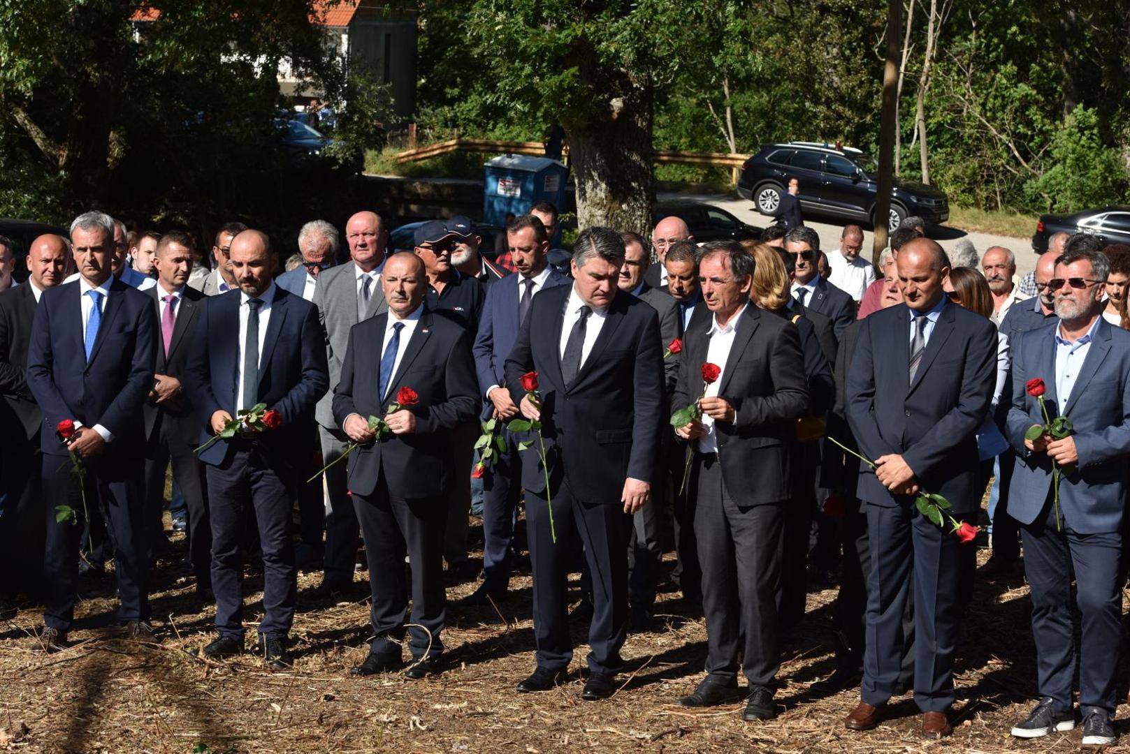 25.08.2020., Plavno - U organizaciji Srpskog narodnog vijeca u Plavnom i Gruborima organizirana komemoracija za civilne zrtve rata ubijene nakon Vojno-redarstvana akcije Oluja. Potpredsjednik Vlade za drustvene djelatnosti i ljudska prava Boris Milosevic, potpredsjednik Vlade i ministar branitelja Tomo Medved, predsjednik RH Zoran Milanovic, saborski zastupnik Milorad PupovacPhoto: Hrvoje Jelavic/PIXSELL