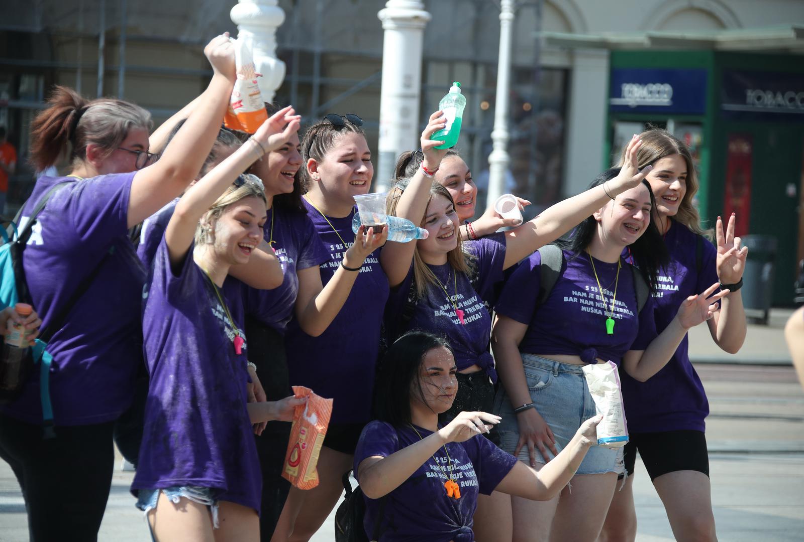 25.05.2022., Zagreb - Brojni maturanti u gradu obiljezavalju kraj svog srednjoskolskog obrazovanja pjesmom i nezaobilaznim kupanjem u fontanama. Photo: Sanjin Strukic/PIXSELL