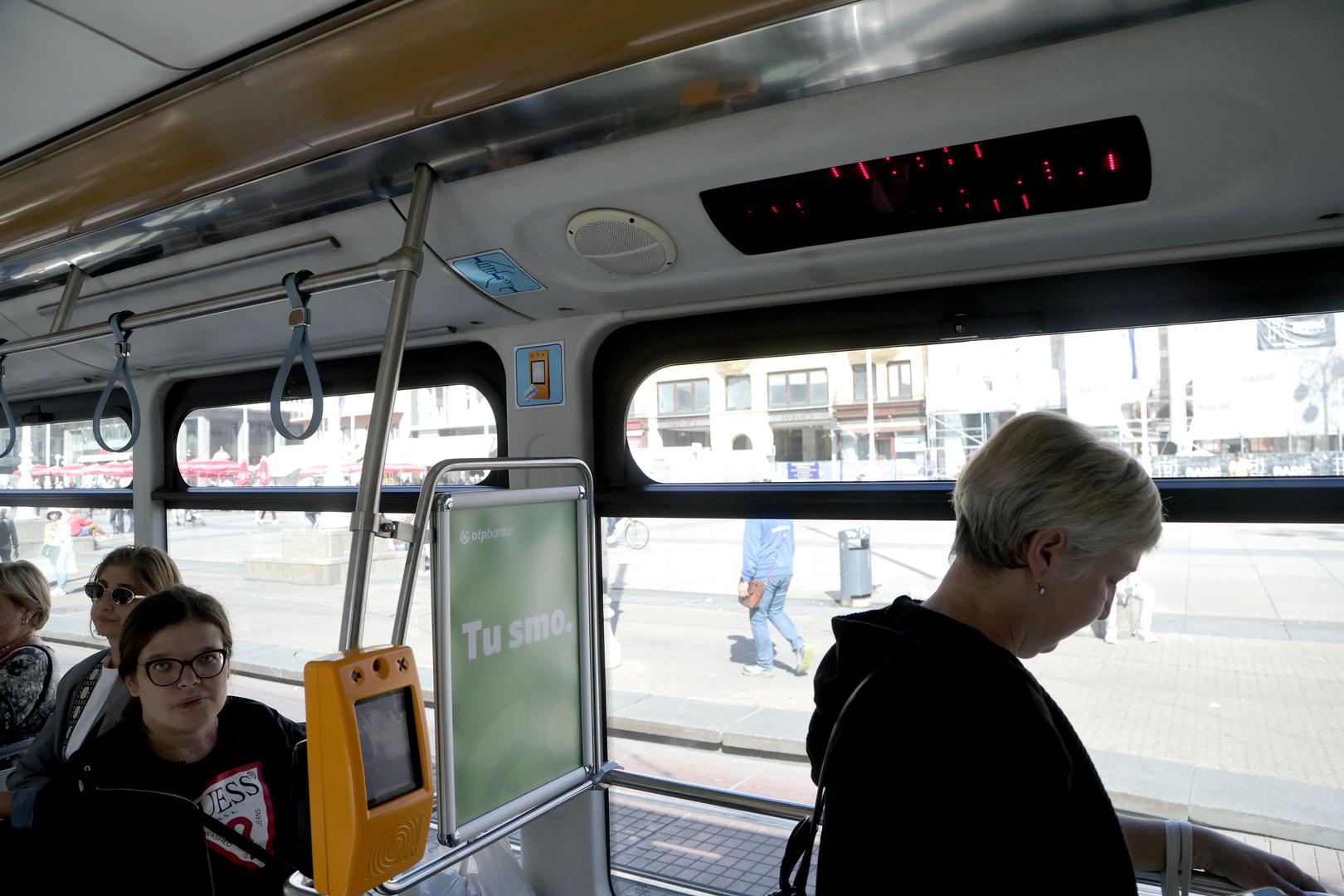  Za upravljačem jednog od tramvaja je Kristina Jozinović, vozačica s kojom smo razgovarali jučer, prvog dana štrajka. 
