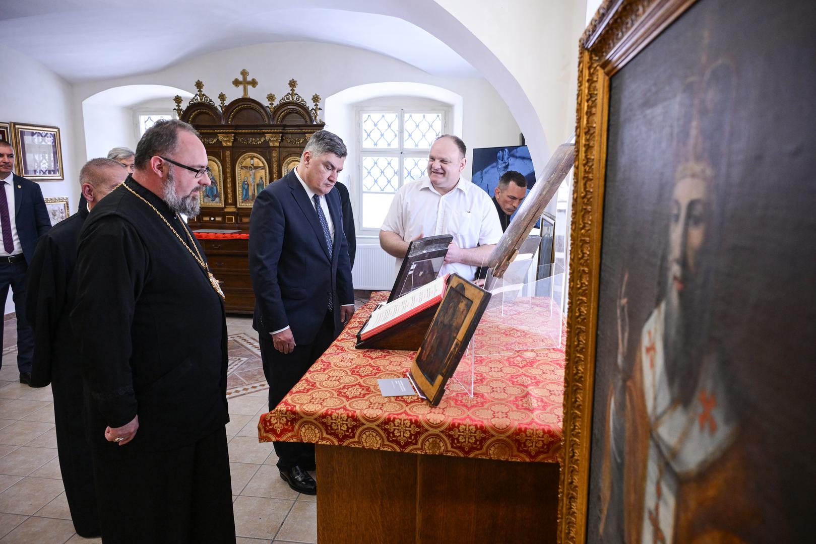 Uz stručno vodstvo kustosa Sakralnog muzeja Grkokatoličkog sjemeništa u Zagrebu Dražena Zetića, predsjednik Milanović razgledao je izložena evanđelja, ikone, antiminse (oltarne tkanine), svećeničko ruho, kovani bizantski novac, liturgijske predmete i brojne druge dragocjenosti o kojima brinu grkokatolički svećenici i bogoslovi više od tri stoljeća.

