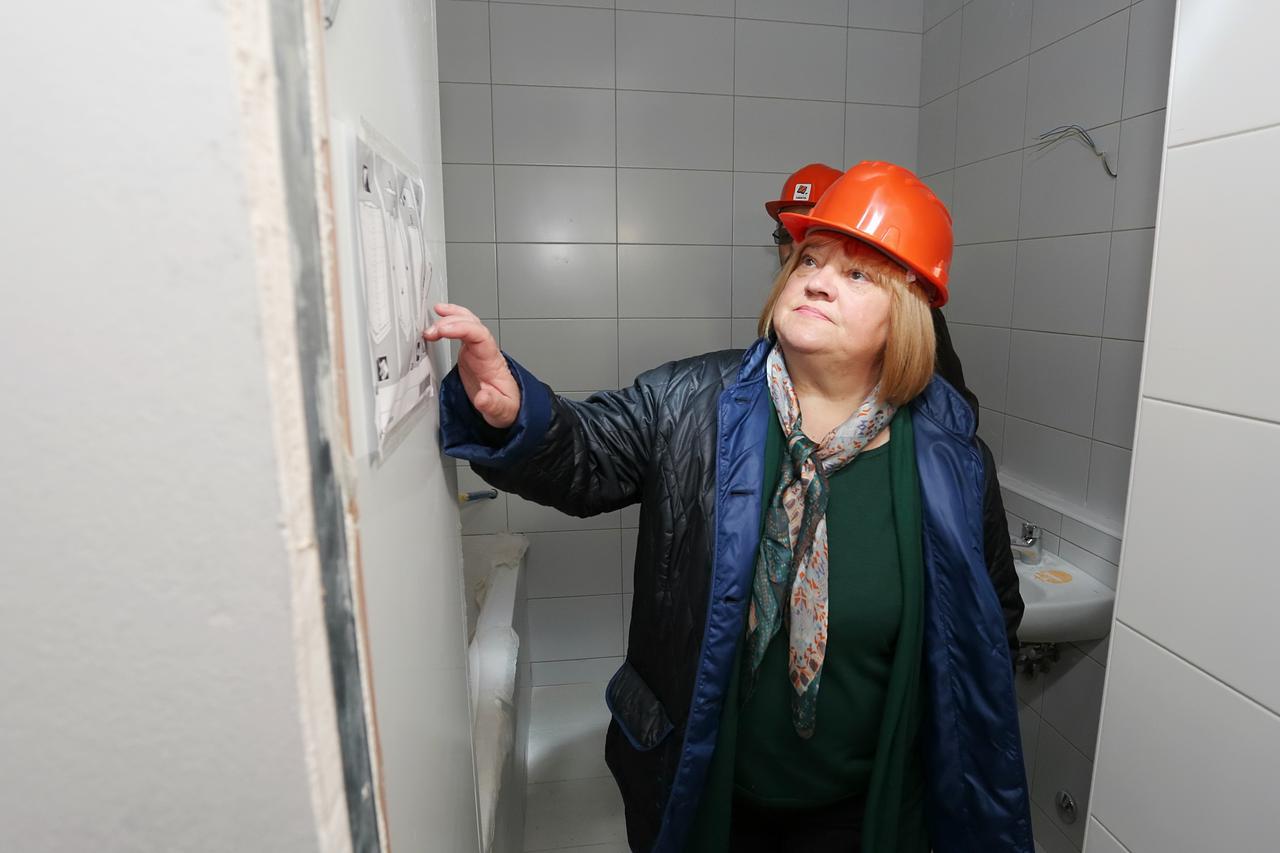 24.04.2015., Zagreb - Ministrica graditeljstva i prostornog uredjenja Anka Mrak Taritas obisla je gradilista POS-ovih stanova u Sv. Klari u Cizmesinki i u Zaprudju na uglu Sajmisne i Ulica Karla Metikose.  Photo: Tomislav Miletic/PIXSELL