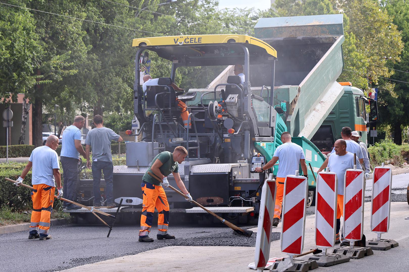 Radnici su danas postavljali drugi sloj asfalta na prometni trak Vukovarske, čime se se konačno završavaju radovi na križanju sa Savskom. 