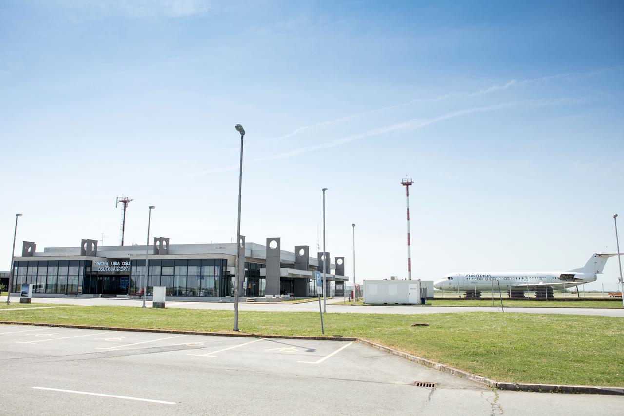 Župan Anušić posjetio Zračnu luku Osijek gdje ga je direktor upoznao s planovima poslovanja